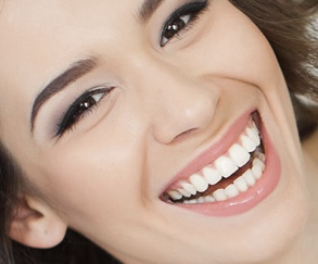 smiling white lady (002)